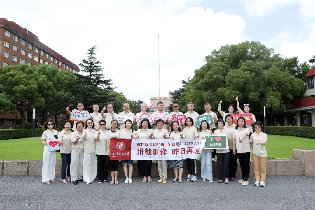 校门口大合影.jpg