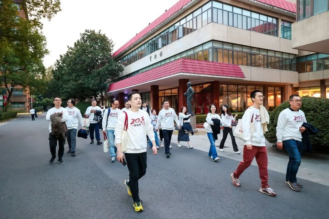 99证券返校25.jpg 图片